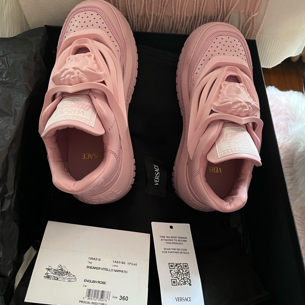 Versace Sneaker Vitello Nappato
Comes with original shoe box and dust bag - Picture 2 of 5